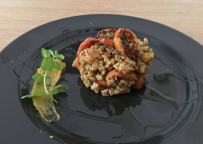 Farro con guacamole, salmone affumicato e pomodorini confit