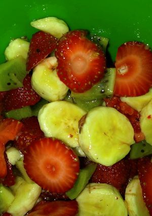 Una foto de Ensalada de frutas tropical