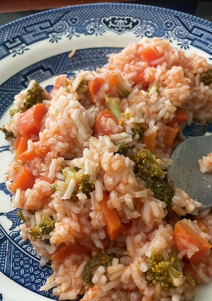 Una foto de Arroz rojo con verduras