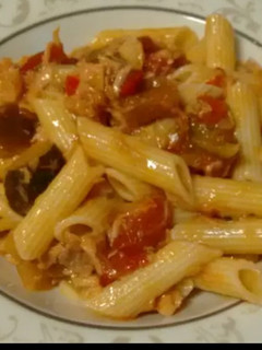 Una foto de Macarrones con pisto de bote y atún