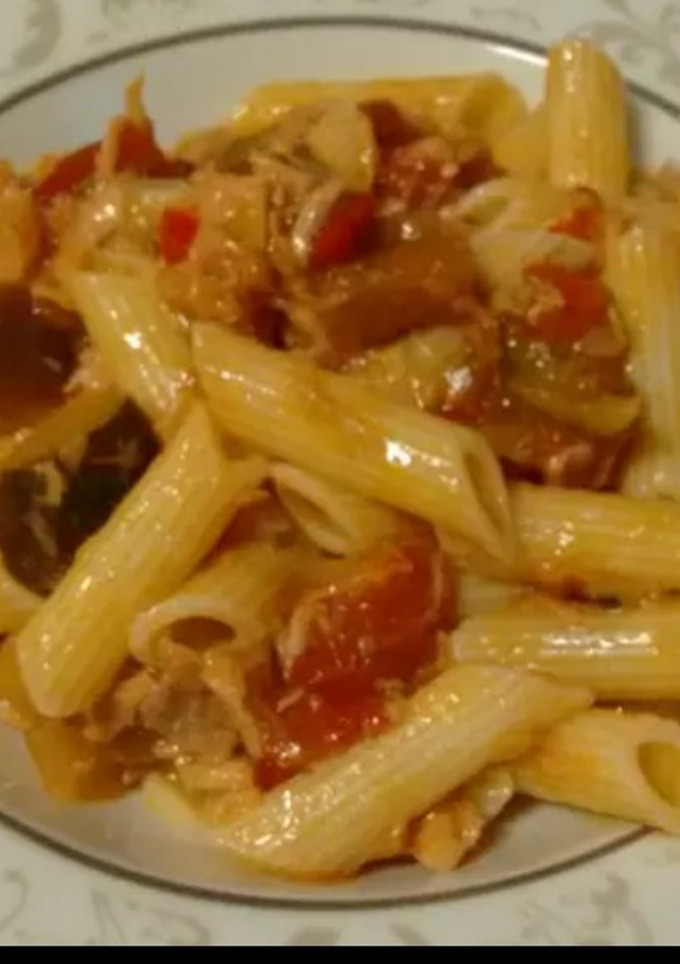 Una foto de Macarrones con pisto de bote y atún