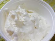 Una foto de postre light con yogur natural
