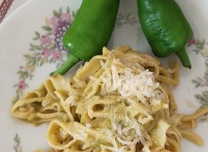 Foto di Tagliolini con scalogno in salsa di peperoni