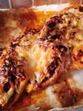 Trenza de chistorra, cebolla roja caramelizada y parmigiano reggiano