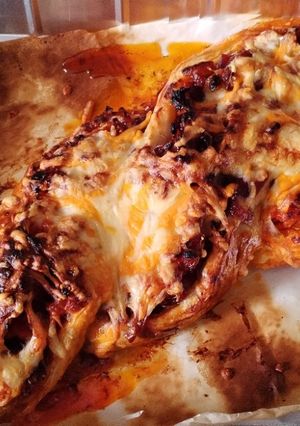 Una foto de Trenza de chistorra, cebolla roja caramelizada y parmigiano reggiano