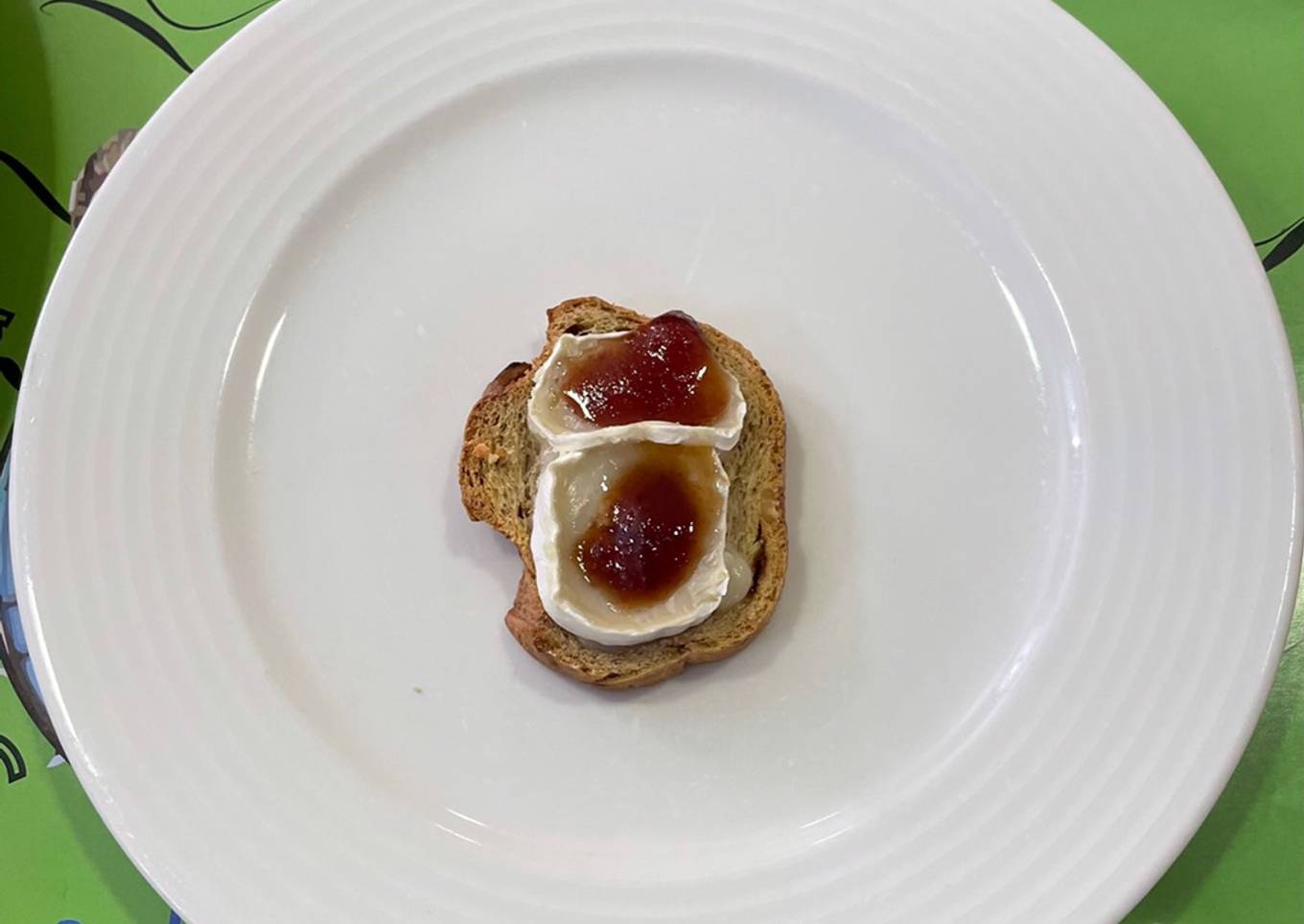 Tosta de pan de pasas con queso de cabra y mermelada de tomate