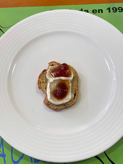 Una foto de Tosta de pan de pasas con queso de cabra y mermelada de tomate