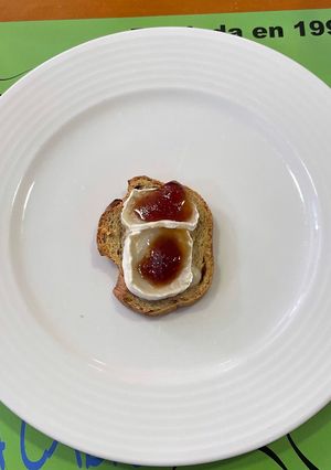 Una foto de Tosta de pan de pasas con queso de cabra y mermelada de tomate