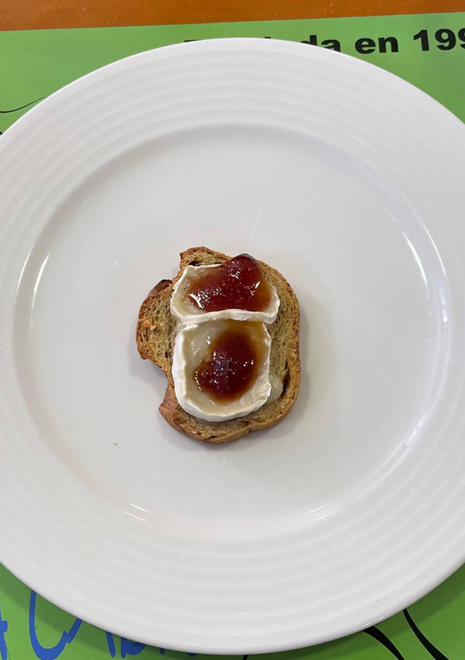 Una foto de Tosta de pan de pasas con queso de cabra y mermelada de tomate