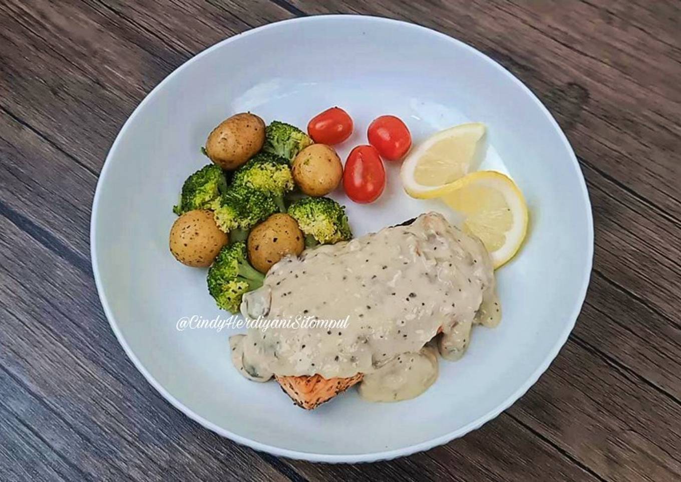 Salmon steak with creamy mushroom sauce