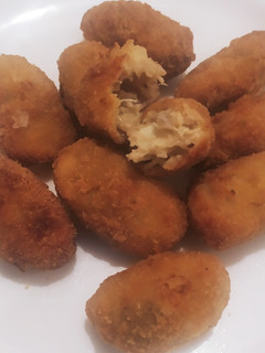 Una foto de Croquetas de pollo, jamón y huevo