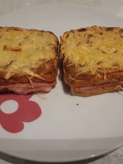 Una foto de Sándwich croque Monsieur