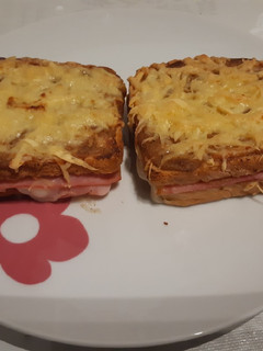 Una foto de Sándwich croque Monsieur