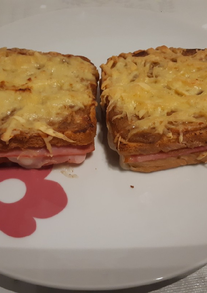 Una foto de Sándwich croque Monsieur
