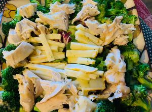 Una foto de Ensalada de Brócoli con Pollo