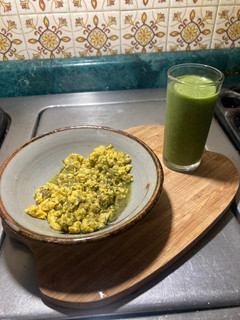Una foto de Huevos Revueltos en Sala Verde Con Cilantro 🌿