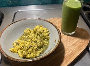 Una foto de Huevos Revueltos en Sala Verde Con Cilantro 🌿