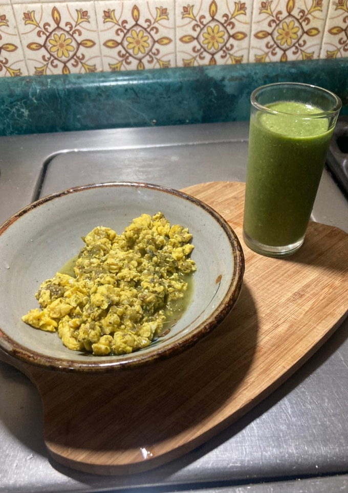 Una foto de Huevos Revueltos en Sala Verde Con Cilantro 🌿