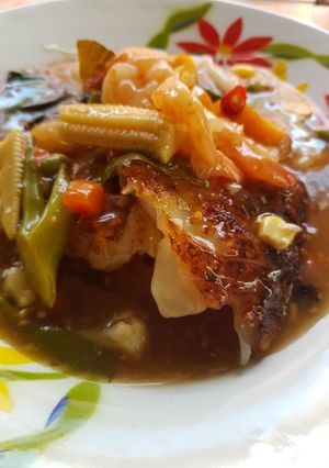 รูปของ ราดหน้าเส้นกรอบผักรวมกุ้ง