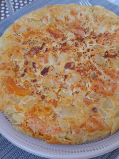 Una foto de Tortilla de patatas ligera con boniato