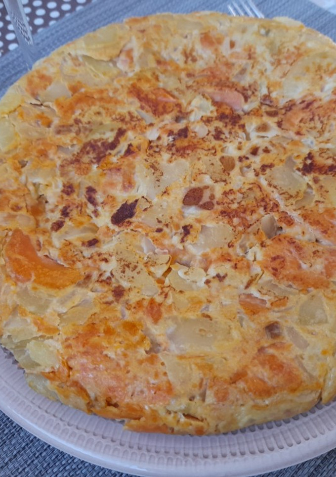 Una foto de Tortilla de patatas ligera con boniato