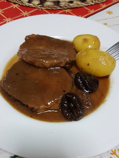 Una foto de Redondo de cerdo relleno en salsa de vino Sansón