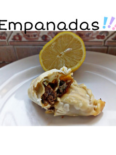 Una foto de Empanadas de carne cortada a cuchillo