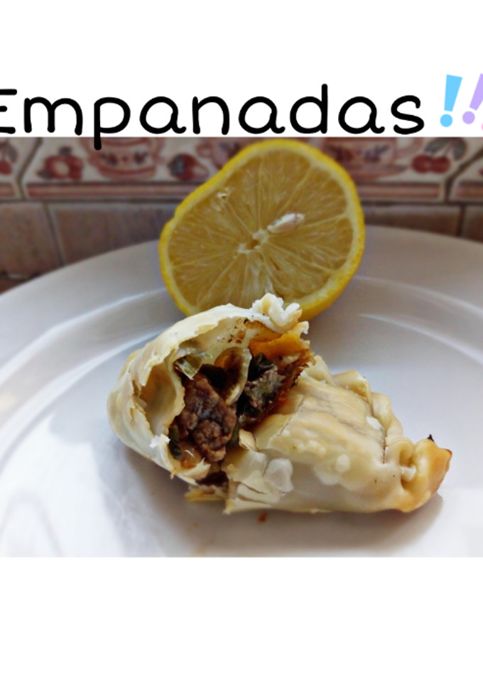 Una foto de Empanadas de carne cortada a cuchillo