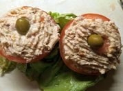 Una foto de tomates rellenos de atún y papa