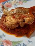 Codornices con tomate y alcachofas, con toque picante
