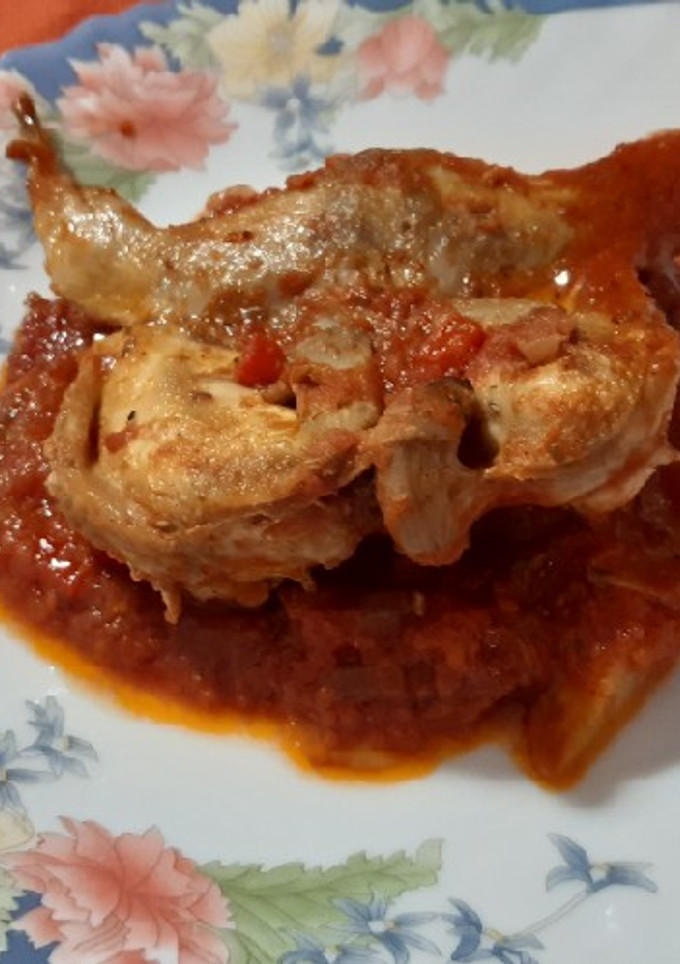 Una foto de Codornices con tomate y alcachofas, con toque picante