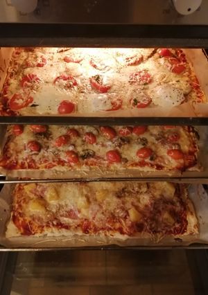 Une photo de Pizza aubergine, tomates, mozarella et basilic
