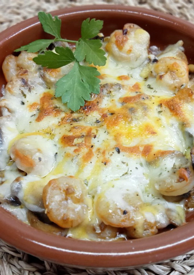 Una foto de Champiñones gratinados con gambas