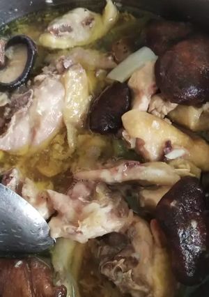 Hình của món Gà hấp nấm hương.