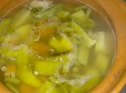 Una foto de puchero de pollo y sopa
