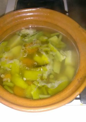 Una foto de Puchero pollo con verduras y crema verduras naturales