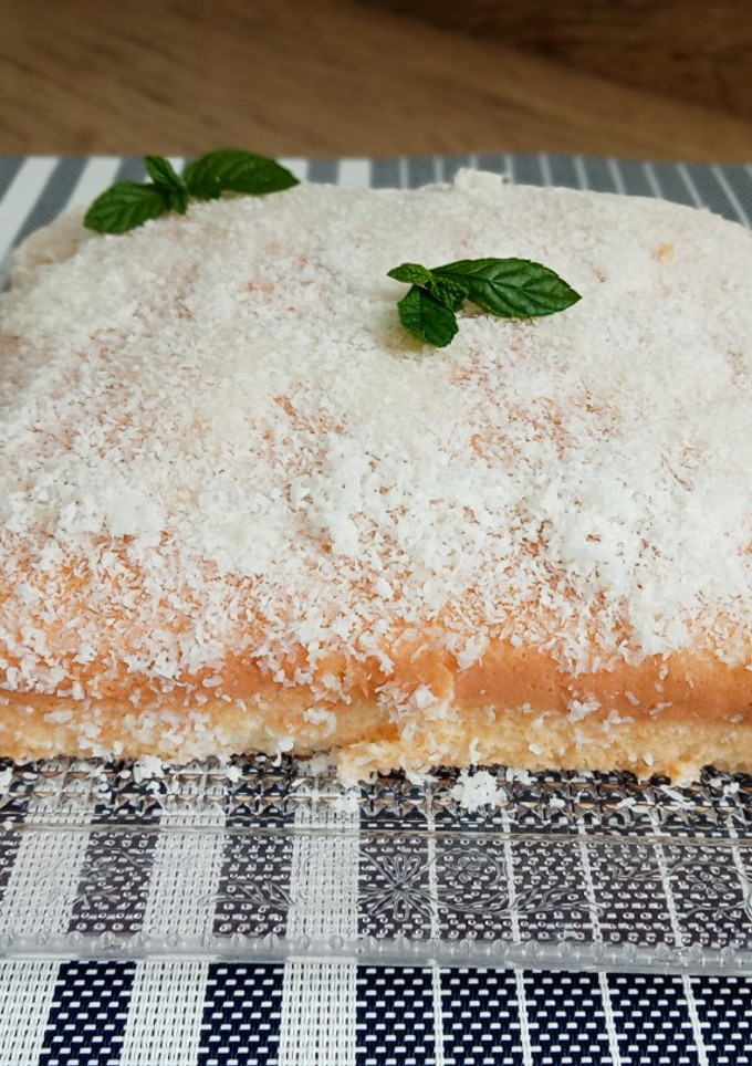 Una foto de Bizcocho húmedo de leche y coco