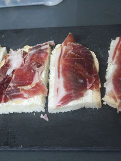 Una foto de Pan con jamón y queso de untar