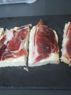 Una foto de Pan con jamón y queso de untar