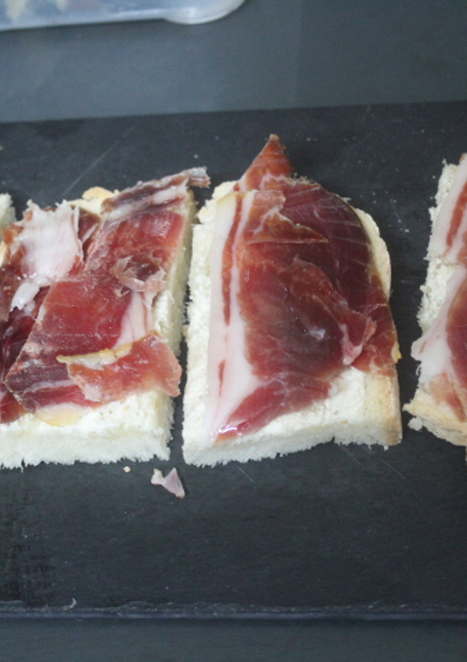 Una foto de Pan con jamón y queso de untar