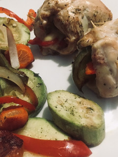 Una foto de Arrolladitos de pollo al horno con verduras