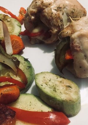 Una foto de Arrolladitos de pollo al horno con verduras