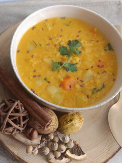 Una foto de Sopa de verduras eslava al estilo hindú // Slavic & Indian Fusion Soup 🍲