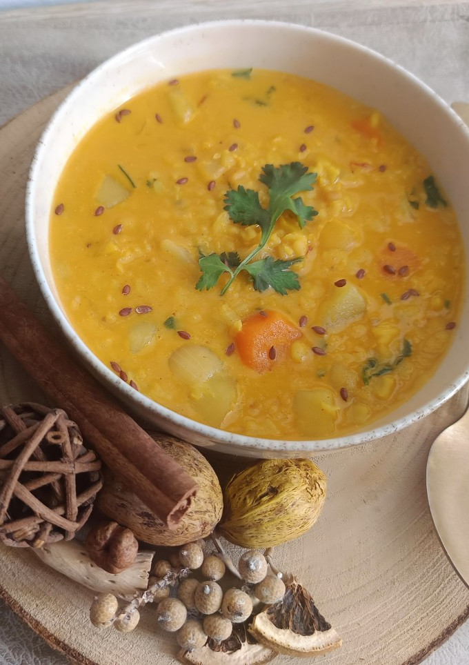 Una foto de Sopa de verduras eslava al estilo hindú // Slavic & Indian Fusion Soup 🍲