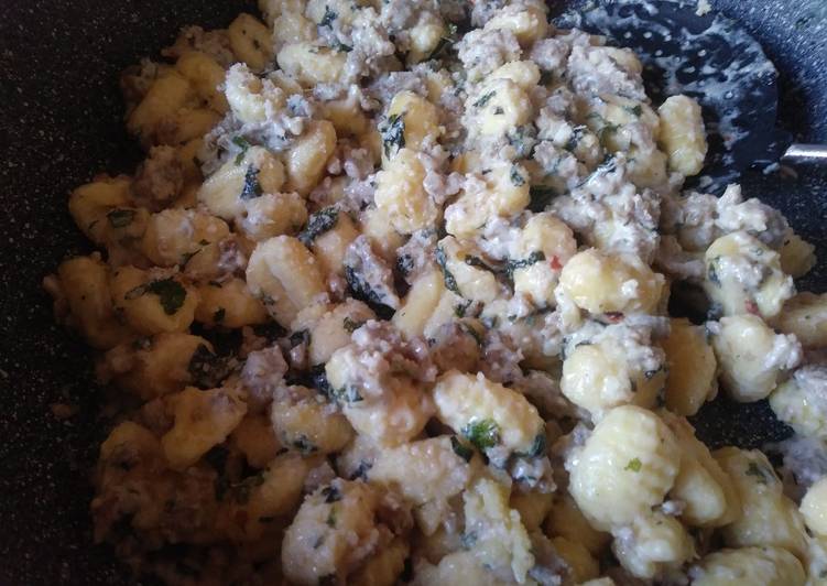 Recipe of Award-winning Gnocchi salsiccia menta e basilico