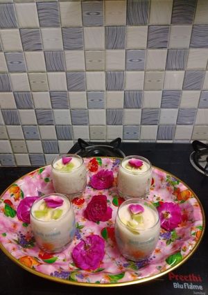 ரோஸ் பெட்டல்ஸ் மில்க் ஷேக்(Rose petals milk shake recipe in tamil) செய்முறை முக்கிய புகைப்படம்