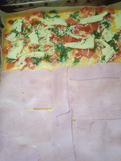 Una foto de Torta mix, 1/2 de jamón y queso y 1/2 caprese
