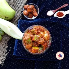 A picture of Aam Angoor aachar.