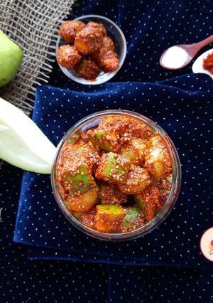A picture of Aam Angoor aachar.