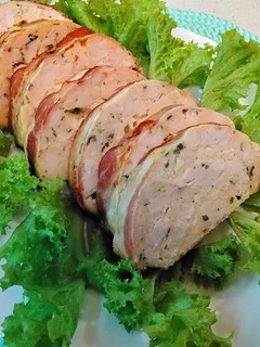 Zöldfűszeres baconba sült csirkemell recept fotója